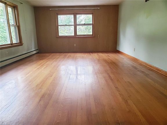 3rd image of 604 Crest Dr