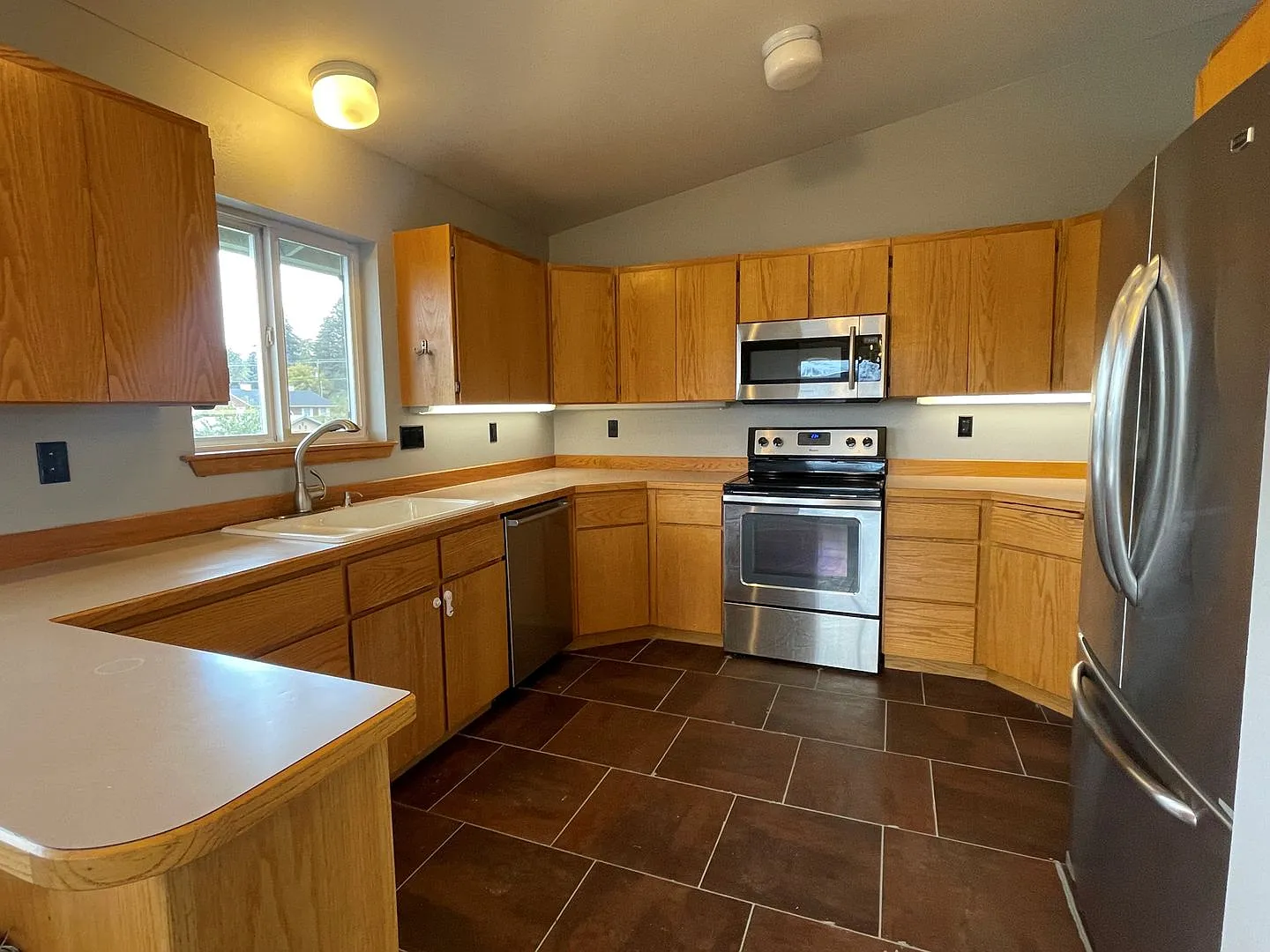 3 bed, 1.5 bath, 1400 sqft, $1,995 — Photo 2
