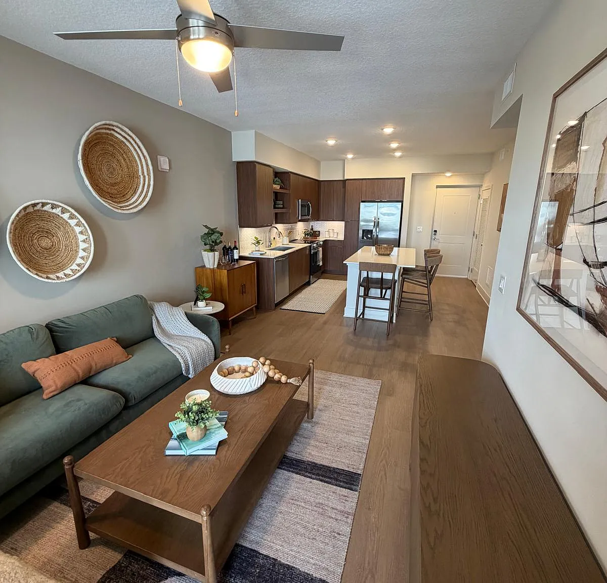 1 bed, 1.0 bath, 698 sqft, $2,367 — Photo 2