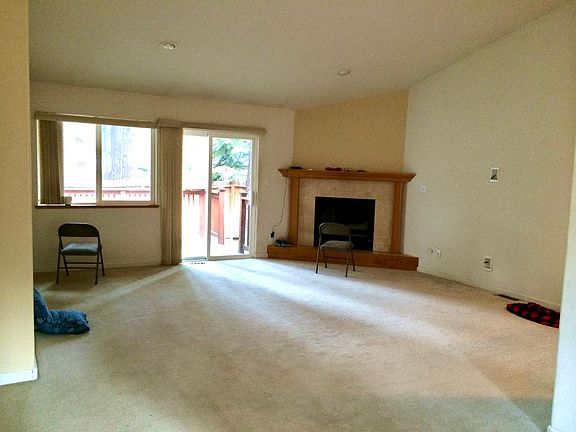 3rd image of 889 Patricia Ln