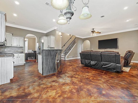 3rd image of 752 Pleasant Woods Dr