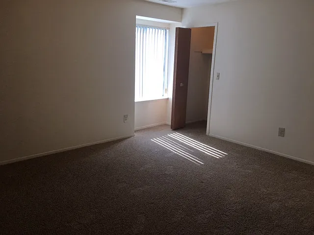 Lakeside Village Apartments — Photo 171