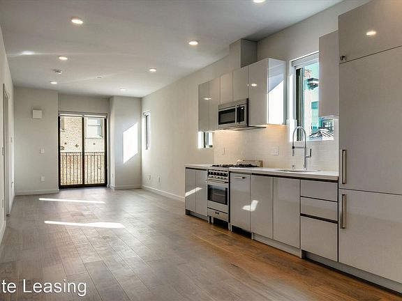 3rd image of 824 Hyde St #B1