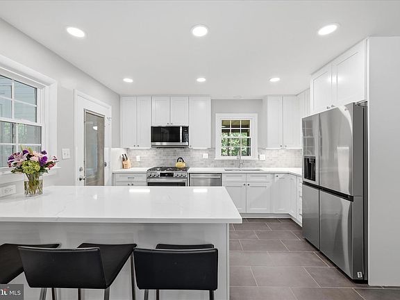 3rd image of 312 Broadleaf Dr NE
