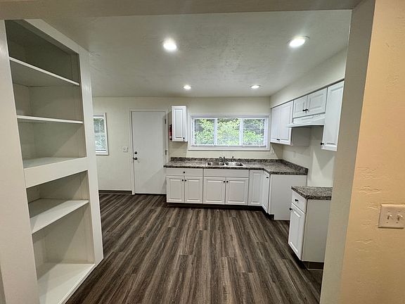 3rd image of 2475 Redwood St APT 4
