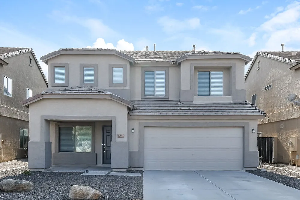 5 bed, 2.5 bath, 2724 sqft, $2,100 — Photo 1