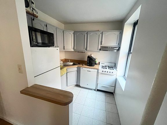 3rd image of 311 W 95th St APT 3