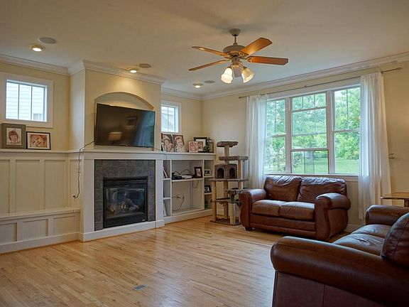 2nd image of 1010 Village Way N