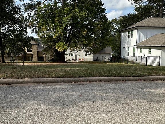3rd image of 652 Cherry Hills Dr