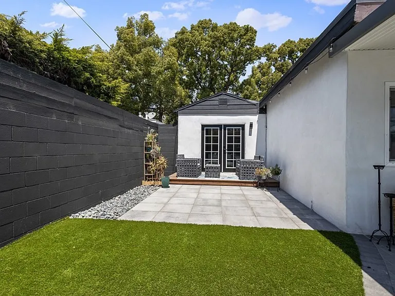 334 W Valencia Ave — Photo 36