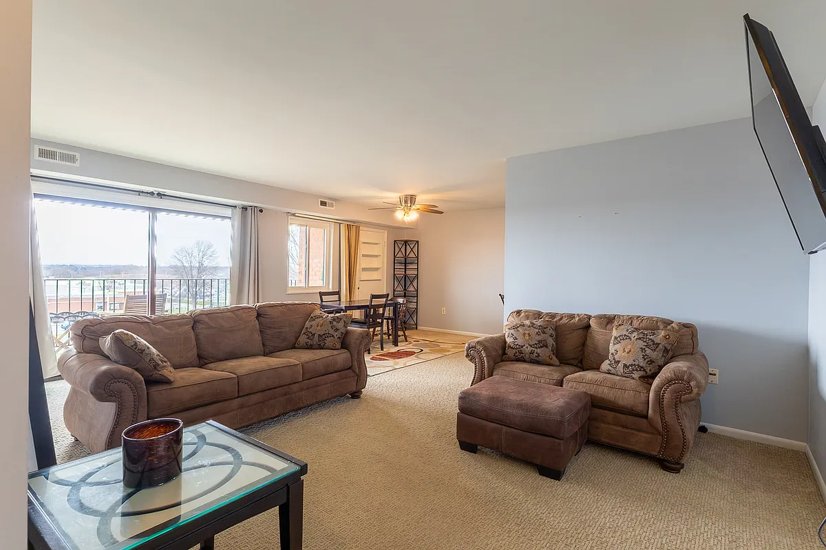 Building Photo - 1747 Edgewood Hill Cir #203
