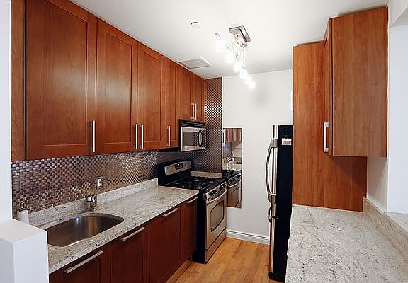 5th image of 60 Tiffany Pl APT 4I