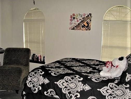 3rd image of 903 Brooks Blvd #B