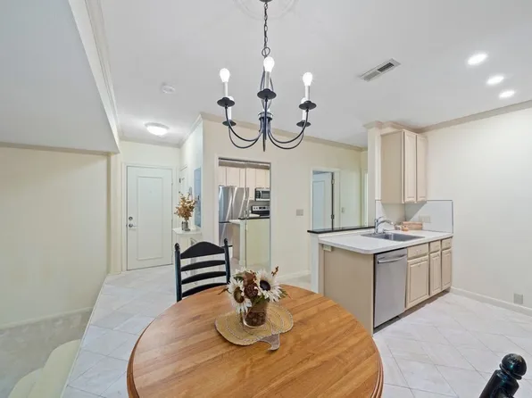 204 Tall Oaks Dr Unit I, Weymouth, MA 02190