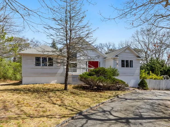 12 Douglas Ct, Hampton Bays, NY 11946