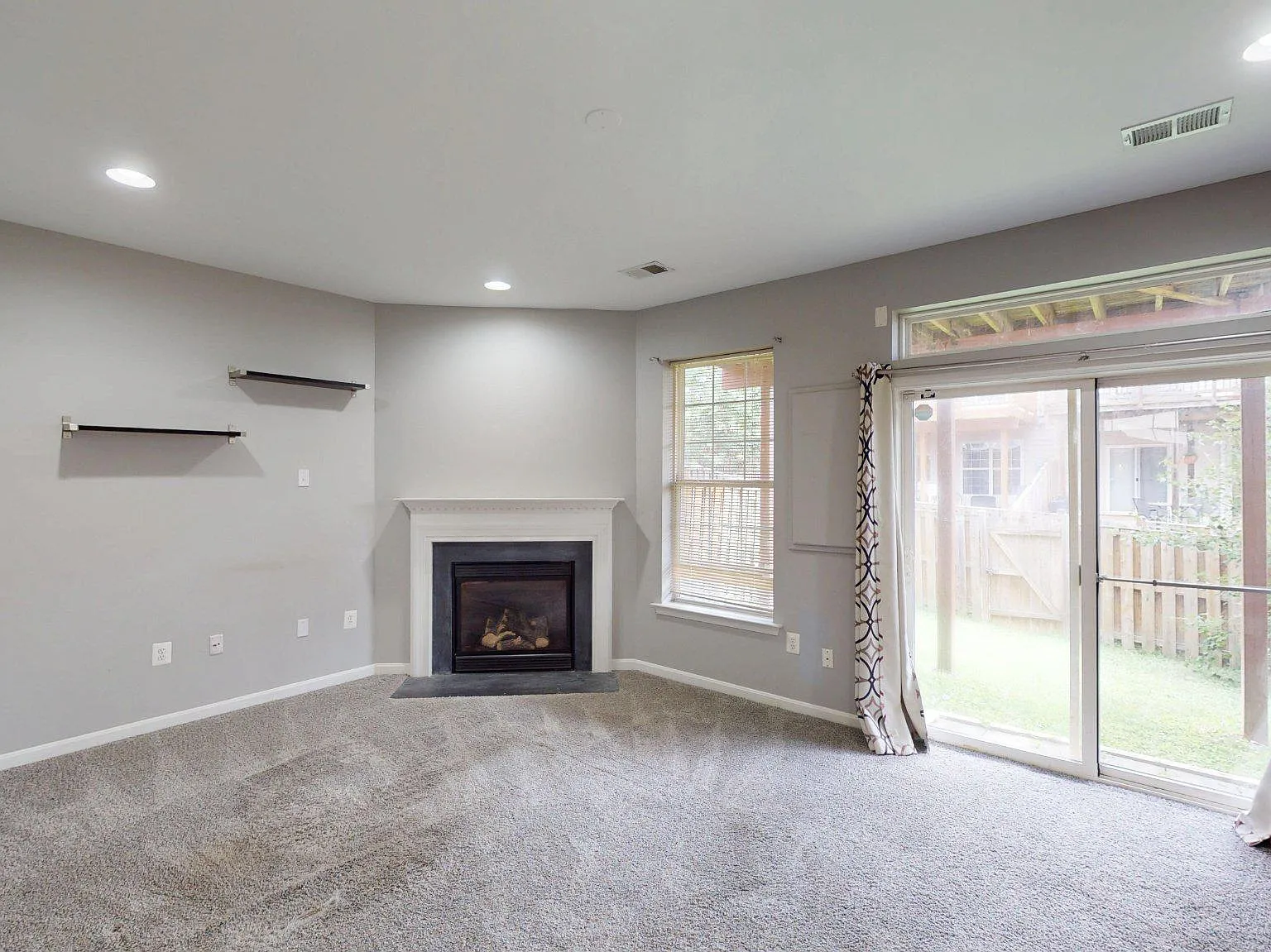 4 bed, 4.0 bath, 2035 sqft, $3,200 — Photo 3