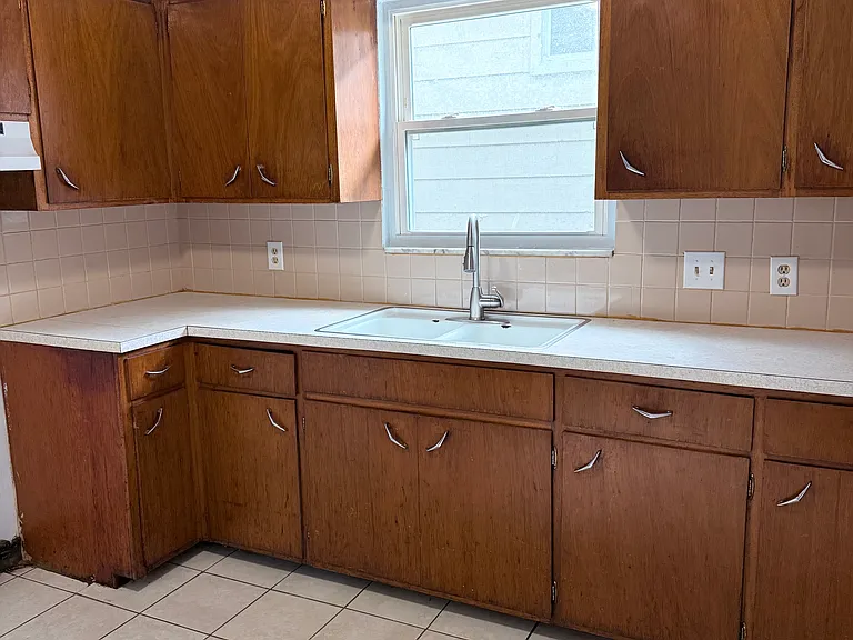 1634 Merrill Ave — Photo 6