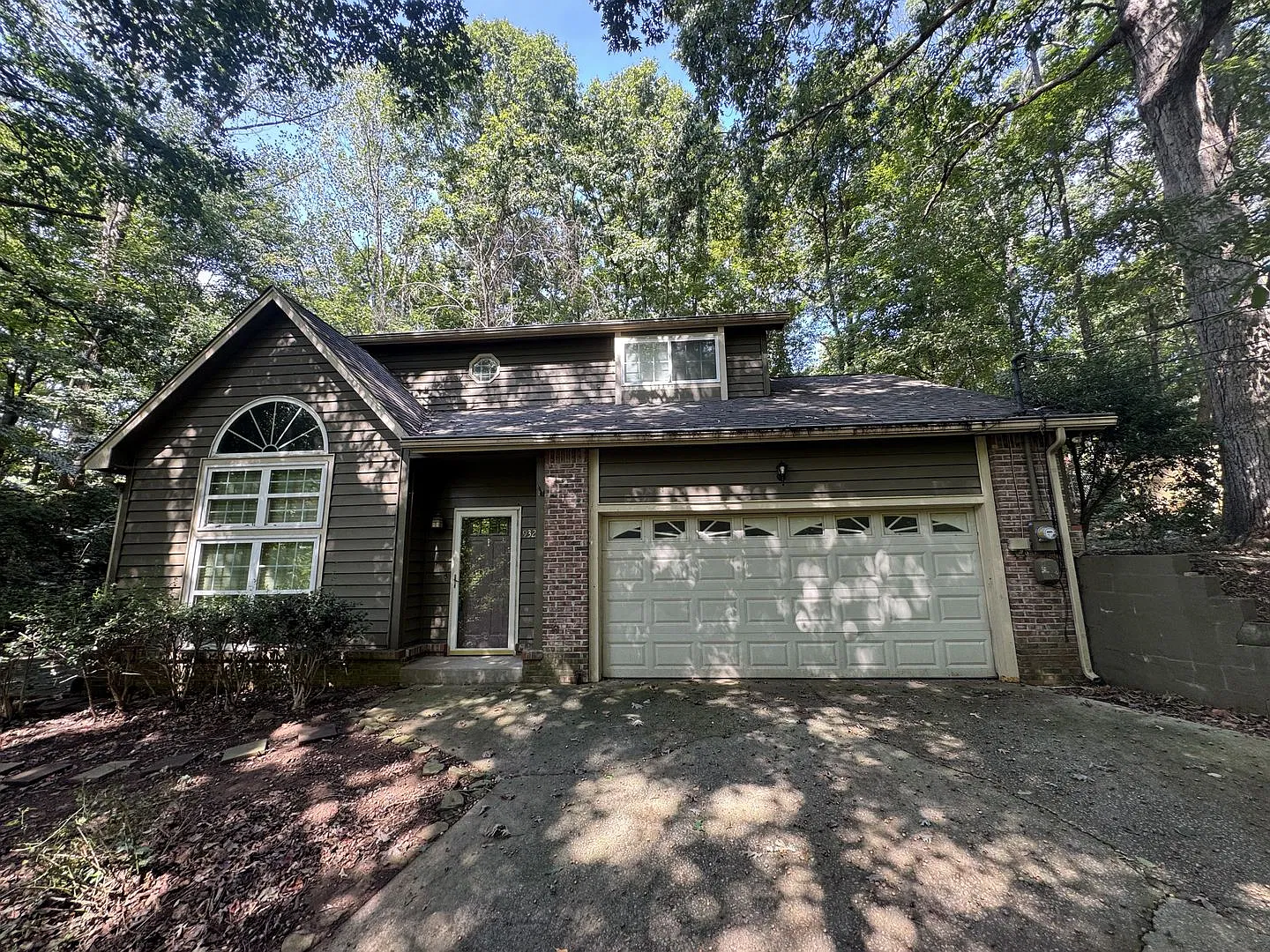 Spacious 3-Bedroom Home with Gas Fireplace & Attached 2-Car Garage — Photo 1