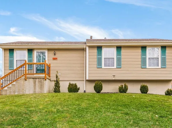 1009 SE Wingate Ct, Lees Summit, MO 64081