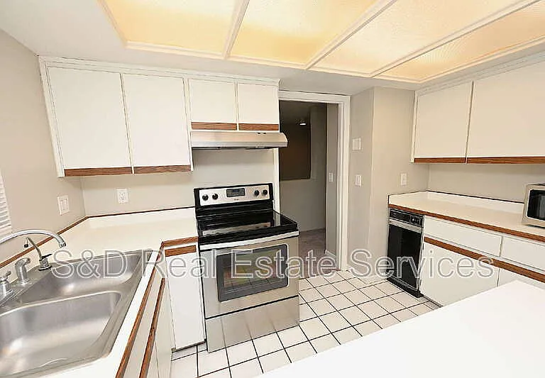 1808 Village Ct — Photo 4