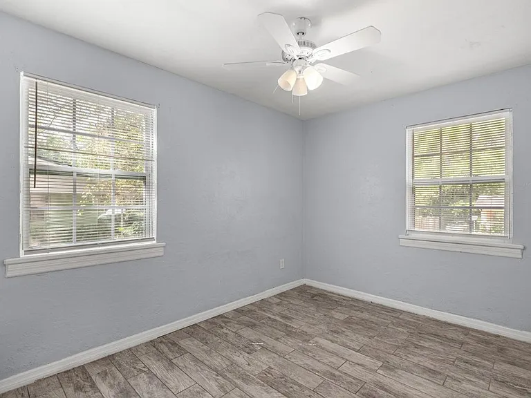 929 SE 9th Pl — Photo 6