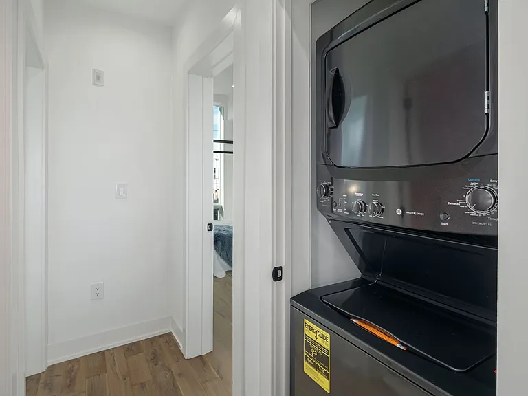 Stunning Apartment on Snyder Ave — Photo 34