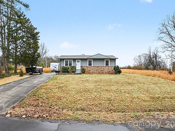 4th image of 300 Lakewood Dr