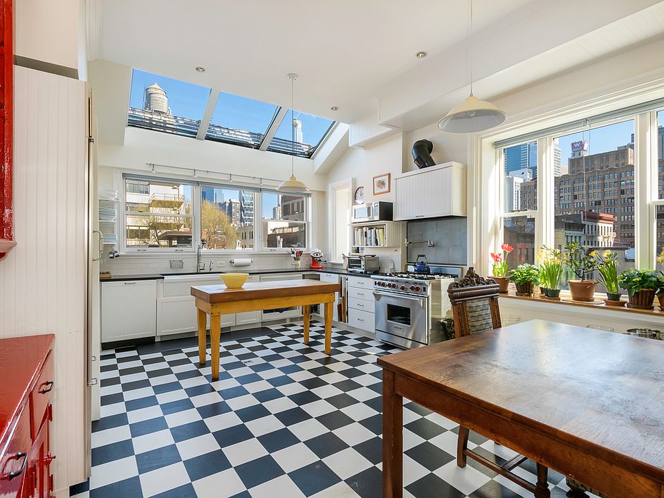1st image of 438 W 44th St
