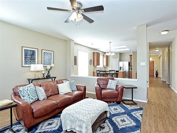 4th image of 1130 Disraeli Cir