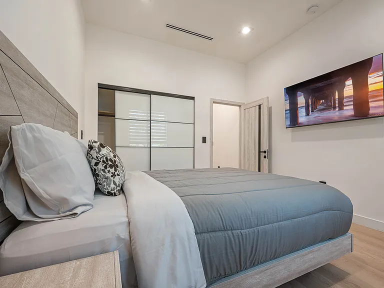 13516 Hamlin St — Photo 30