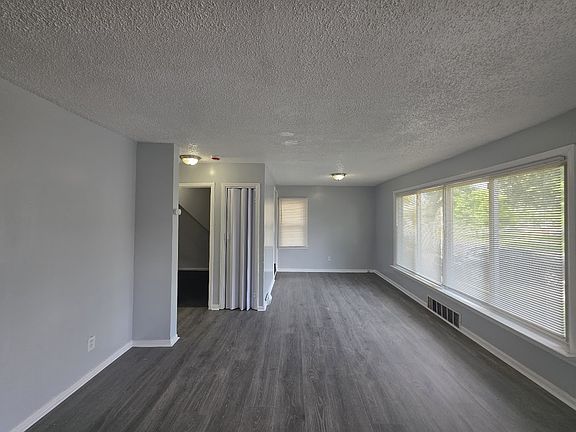 4th image of 22221 Pembroke Ave #2