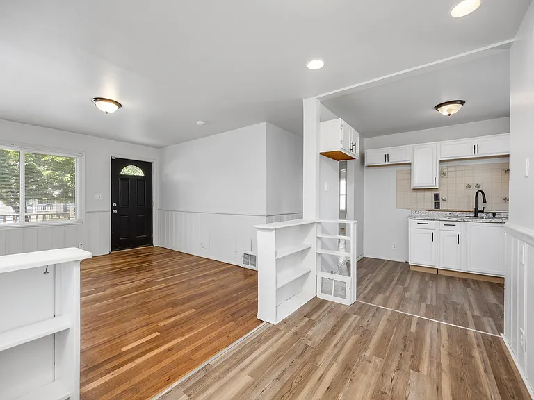 26080 Blumfield St — Photo 5