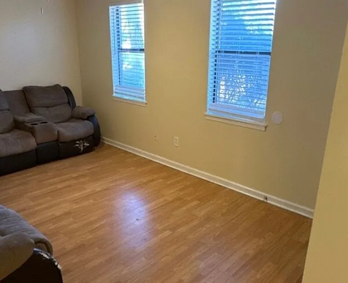 106 Oak Park Court — Photo 2