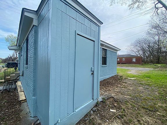 4th image of 1447 N Bellevue Blvd