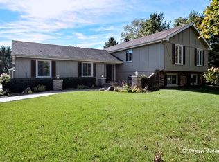 7319 Meadowshire Ln, Crystal Lake, IL 60012