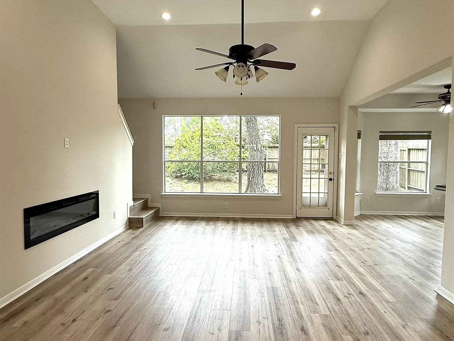4 bed, 3.0 bath, 2460 sqft, $2,400 — Photo 2