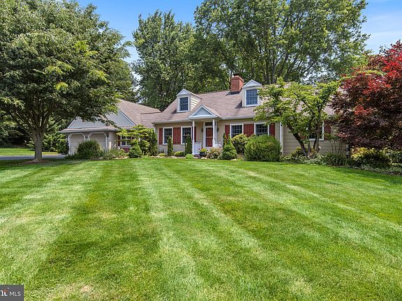 3rd image of 720 Willowdale Ln