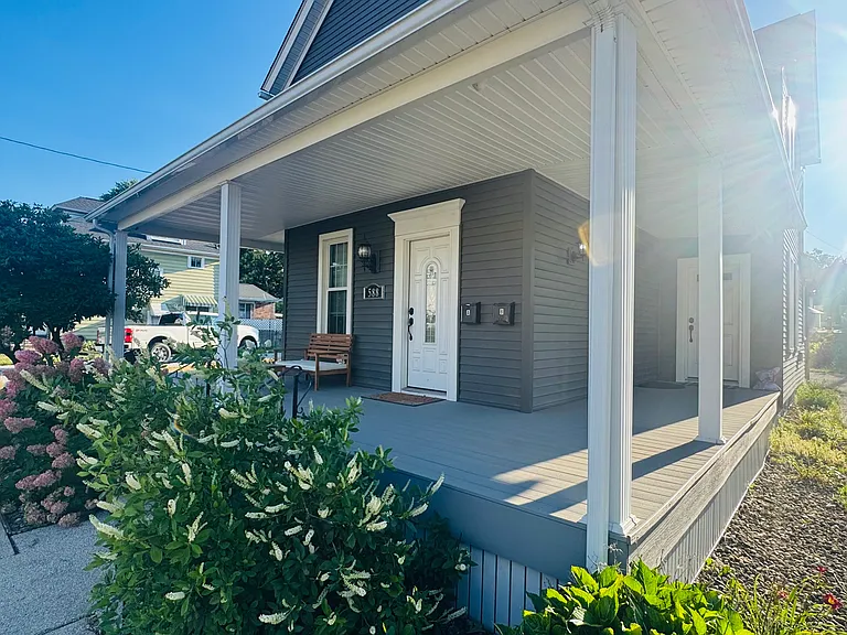 588 Elma St — Photo 3