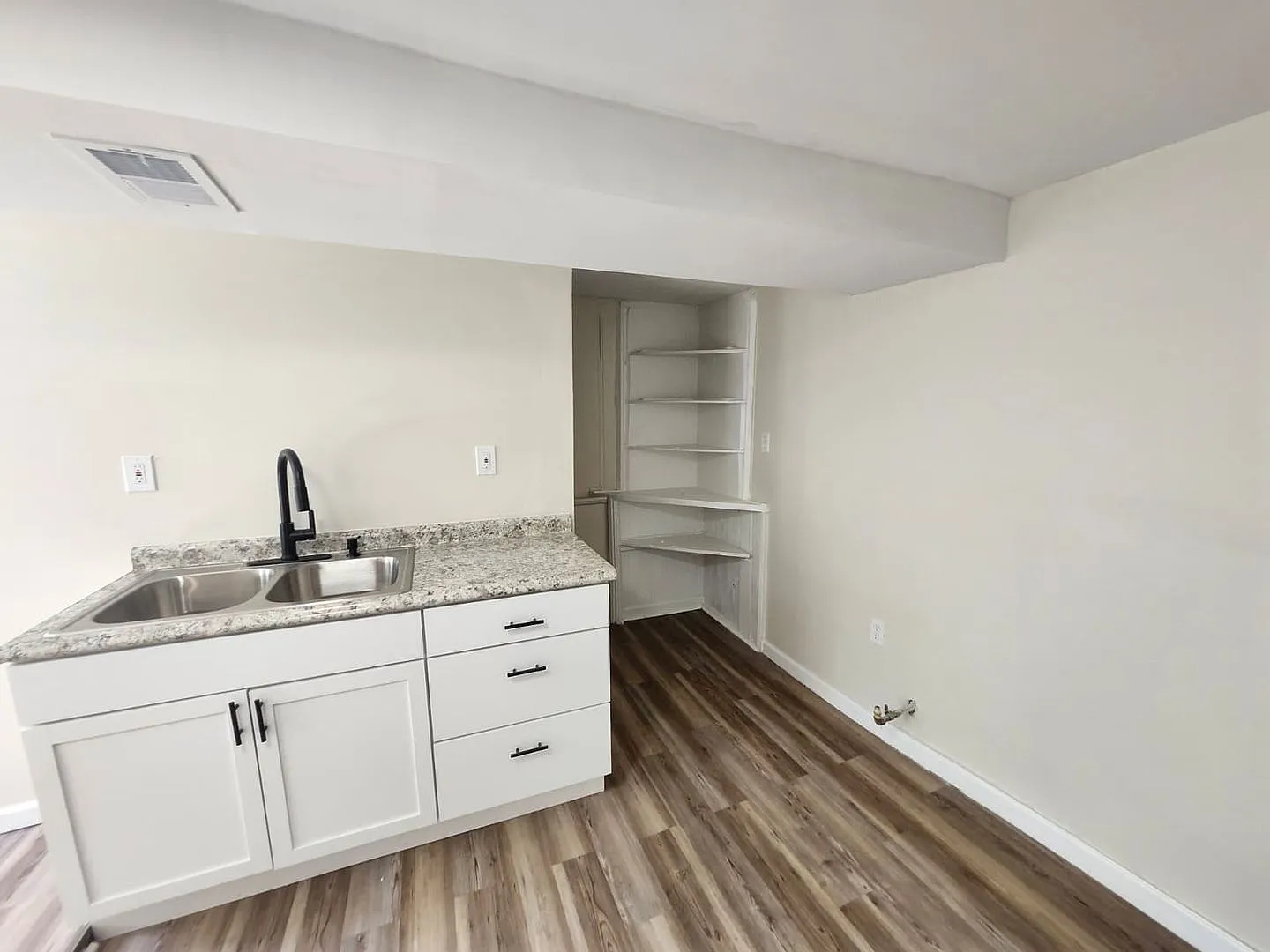 Charming 1BR Home in McKees Rocks Section 8 Considered! — Photo 4