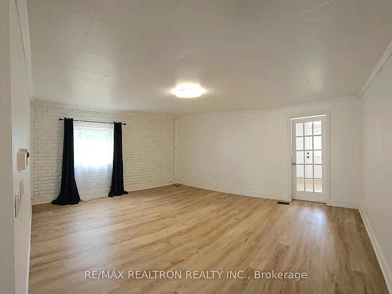 23 Ella St S — Photo 10