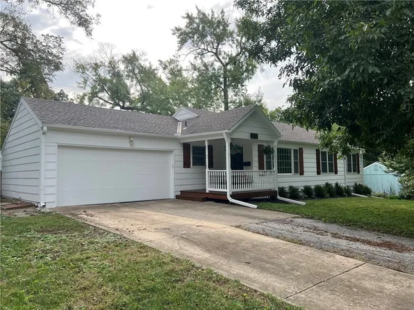 8621 Floyd St, Overland Park, KS 66212