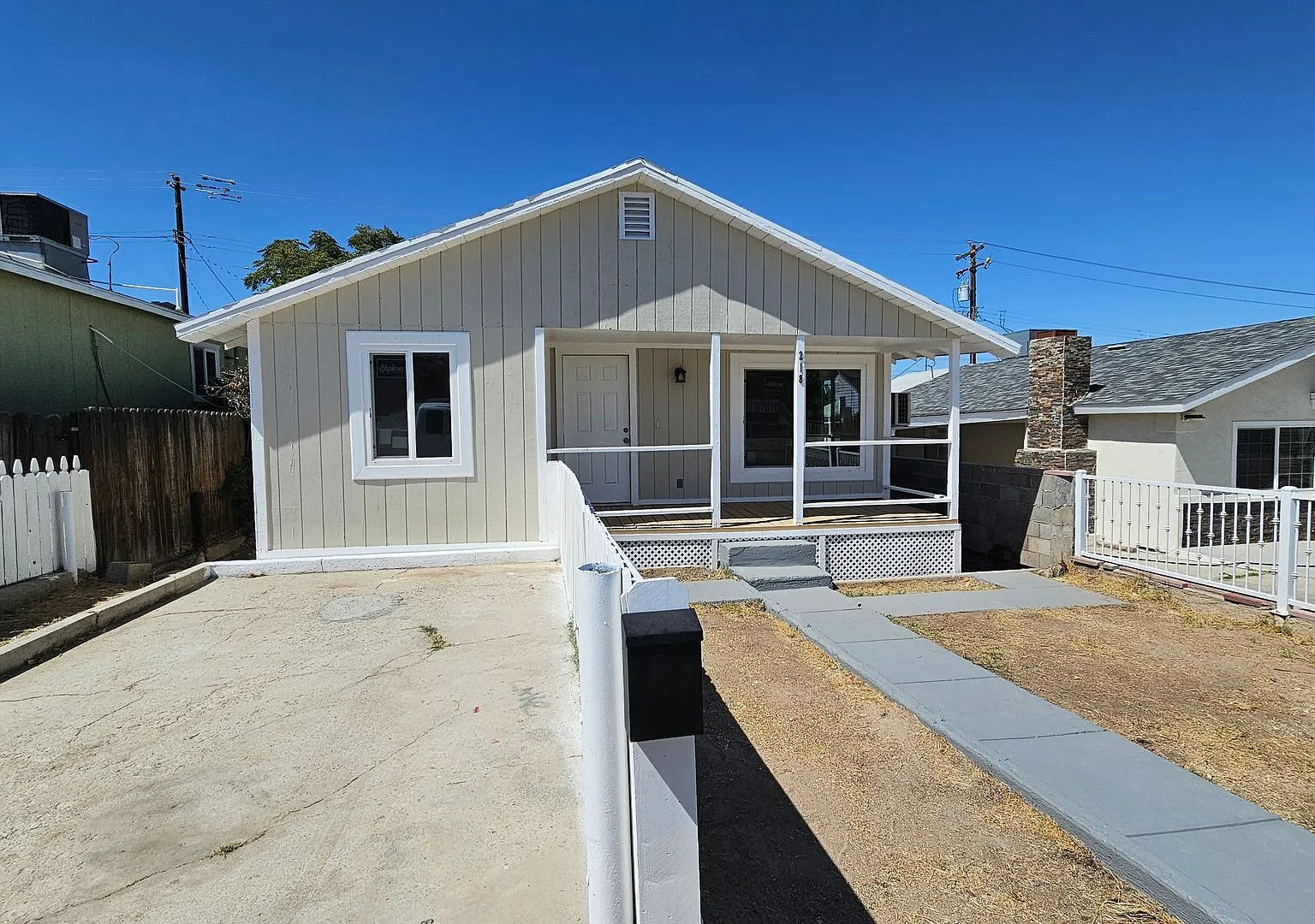 Newly Renovated 3 Bedroom, 2 Bathroom Home in Taft! — Photo 1