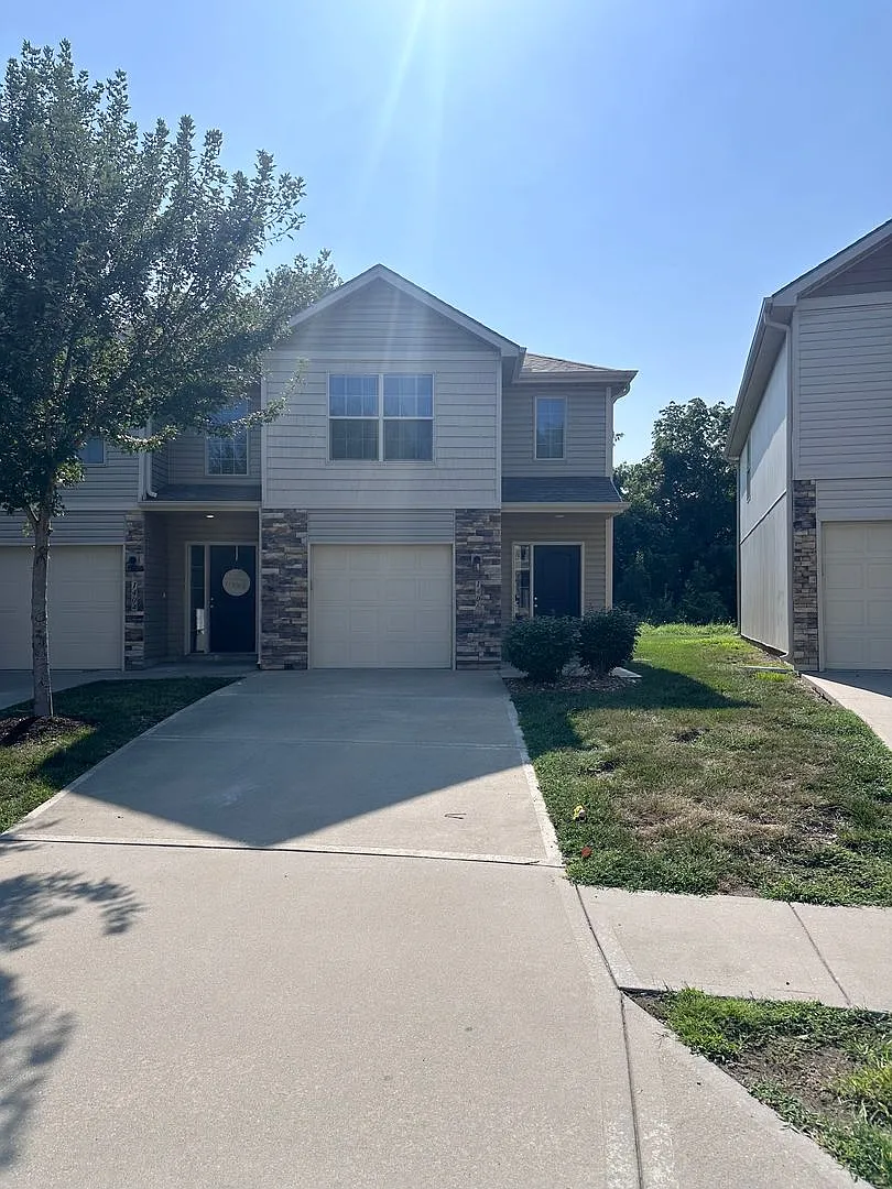 3 Bed | 2.5 Bath | 1 Car Garage Townhome in Grain Valley — Photo 1