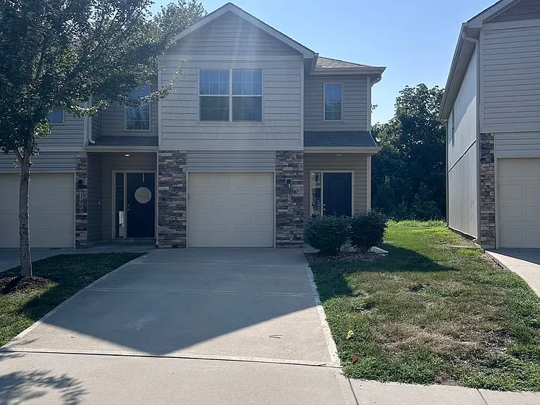 1406 NE Mary Ct — Photo 1