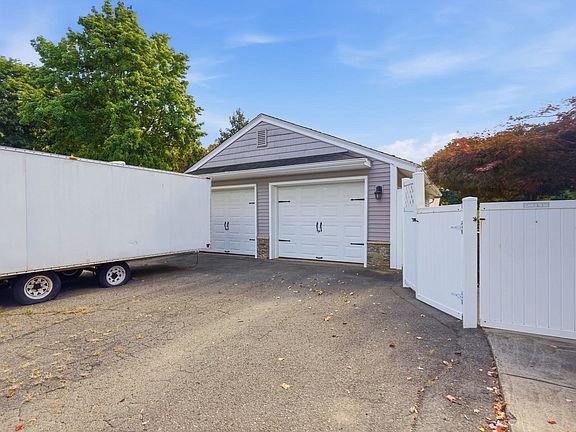 5th image of 681 Mill St