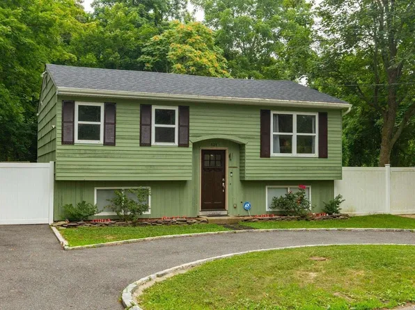 121 Head Of The Neck Road, Bellport, NY 11713