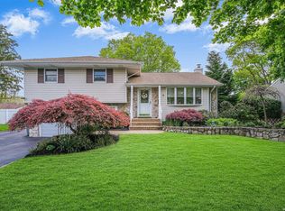 3 Crabapple Ln, Commack, NY 11725