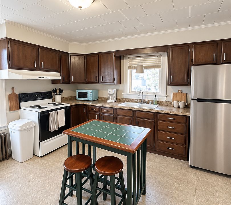 1st image of 19 Oak St APT 2