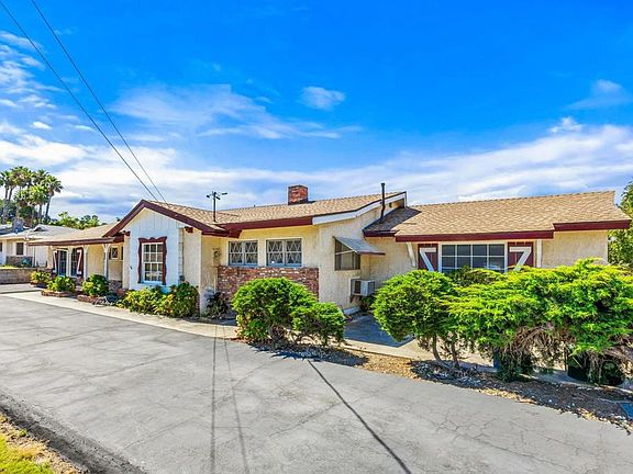 3rd image of 2721 Surrey Ln