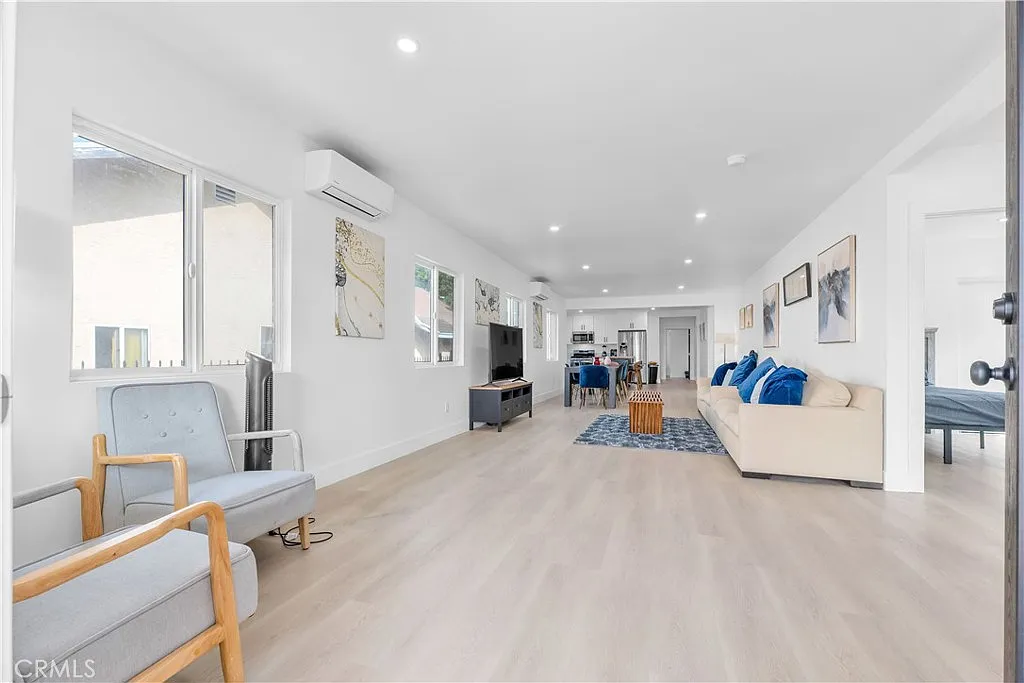 5 bed, 2200 sqft, $6,500 — Photo 2
